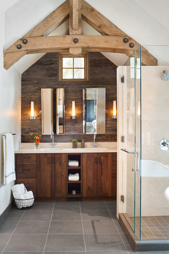 Cette image montre une salle de bain chalet en bois foncé avec un placard à porte shaker, une douche d'angle et un mur blanc.