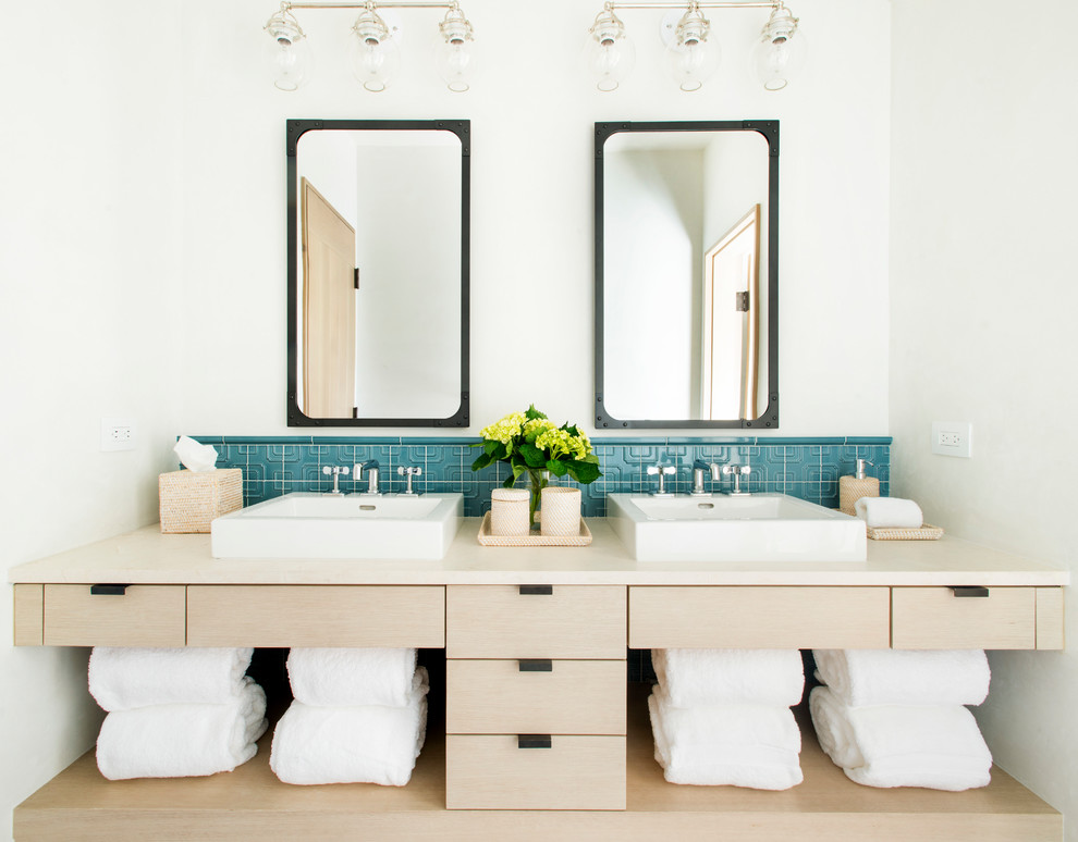 Immagine di un'ampia stanza da bagno con doccia design con ante lisce, ante in legno chiaro, piastrelle blu, piastrelle in ceramica e pareti bianche
