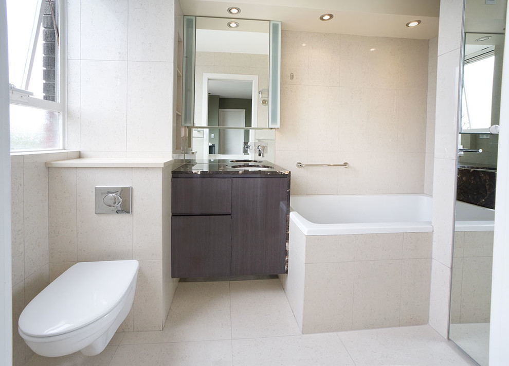 Idee per una piccola stanza da bagno minimalista con ante lisce, ante marroni, pavimento in bambù, pavimento beige e soffitto ribassato