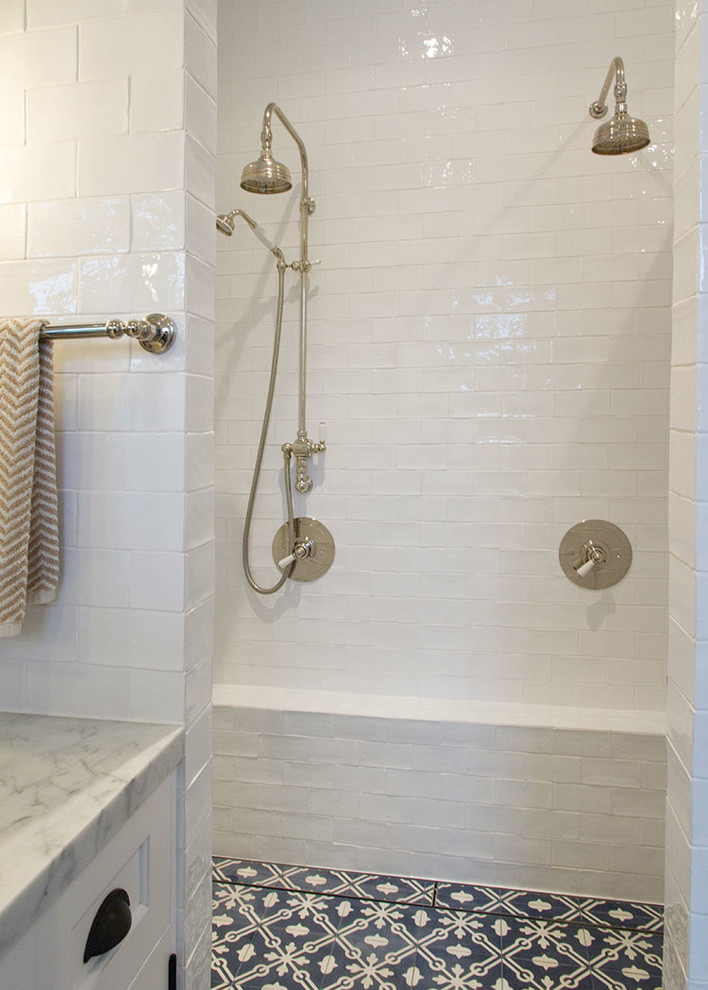 Idéer för stora lantliga en-suite badrum, med luckor med infälld panel, vita skåp, en öppen dusch, vit kakel, keramikplattor, vita väggar, cementgolv, ett nedsänkt handfat och marmorbänkskiva