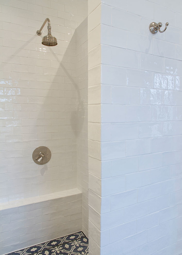 Exempel på ett stort lantligt en-suite badrum, med luckor med infälld panel, vita skåp, en öppen dusch, vit kakel, keramikplattor, vita väggar, cementgolv, ett nedsänkt handfat och marmorbänkskiva