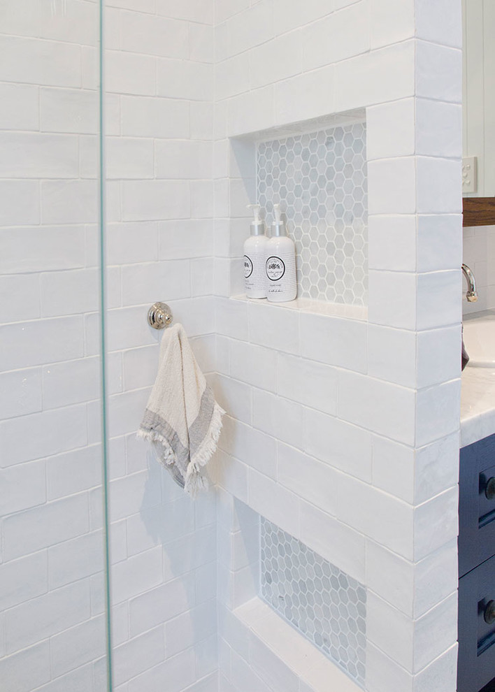 Inspiration pour une grande salle de bain principale rustique avec un placard avec porte à panneau encastré, des portes de placard blanches, une douche ouverte, un carrelage blanc, des carreaux de céramique, un mur blanc, carreaux de ciment au sol, un lavabo posé et un plan de toilette en marbre.