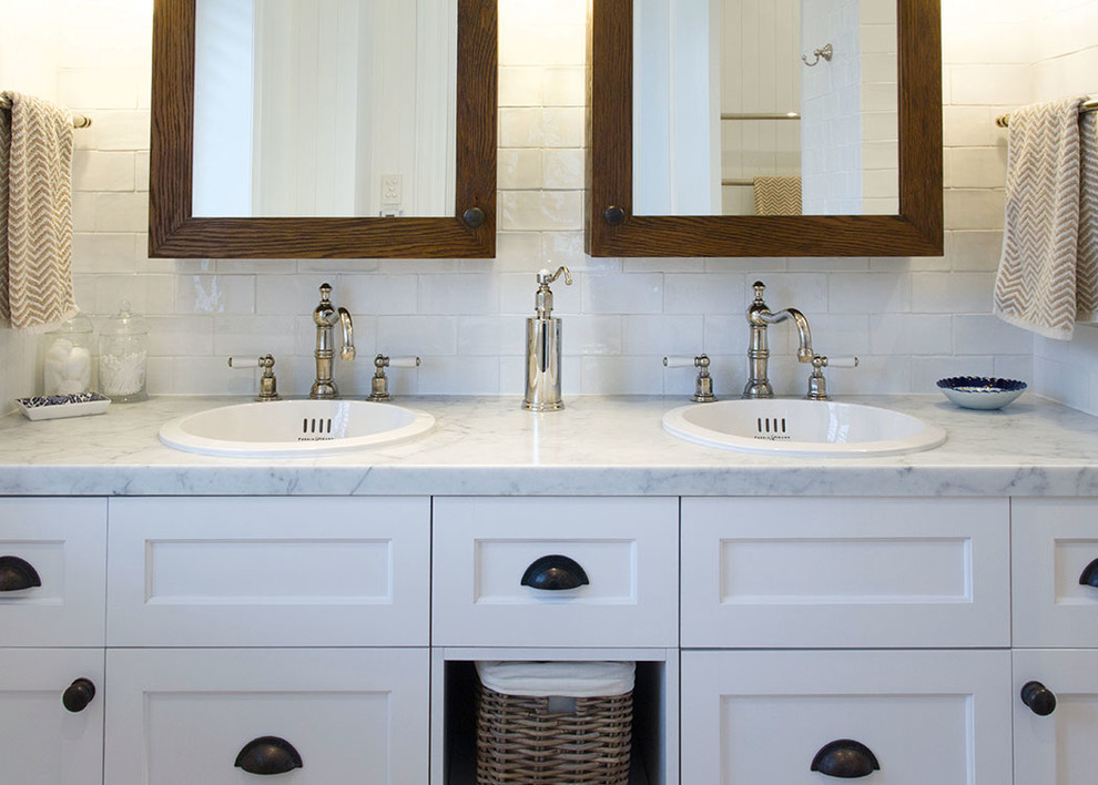Inredning av ett lantligt stort en-suite badrum, med luckor med infälld panel, vita skåp, en öppen dusch, vit kakel, vita väggar, cementgolv, ett nedsänkt handfat, marmorbänkskiva och keramikplattor