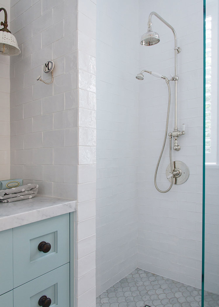 Inspiration för ett mellanstort lantligt badrum, med luckor med infälld panel, en öppen dusch, vit kakel, keramikplattor, vita väggar, marmorbänkskiva, en toalettstol med separat cisternkåpa, marmorgolv, ett undermonterad handfat och turkosa skåp