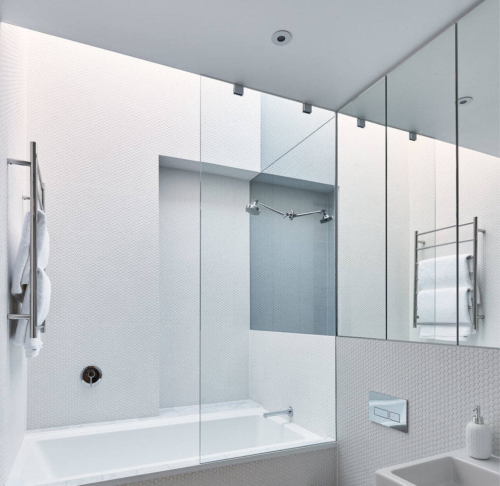 Идея дизайна: ванная комната в стиле модернизм с душем над ванной, белой плиткой, белыми стенами, душевой кабиной, открытым душем, ванной в нише и плиткой мозаикой