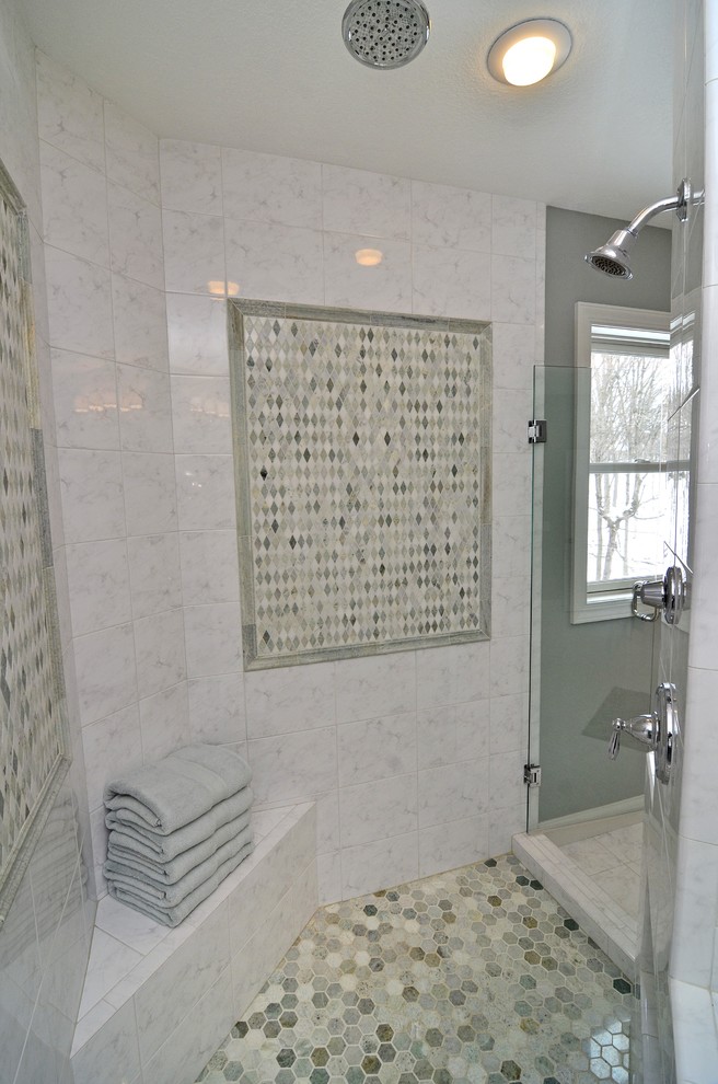 Idéer för vintage badrum, med en dusch i en alkov och grå kakel