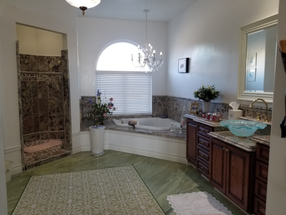 На фото: большая главная ванная комната в викторианском стиле с открытым душем, унитазом-моноблоком, зелеными стенами, настольной раковиной, столешницей из гранита, зеленым полом, открытым душем и разноцветной столешницей