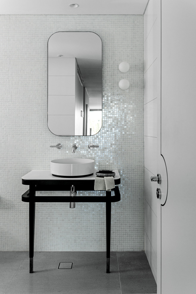 Foto di una stanza da bagno contemporanea con piastrelle bianche, piastrelle a mosaico, pareti bianche, lavabo a bacinella, pavimento grigio, top bianco, un lavabo e mobile bagno freestanding