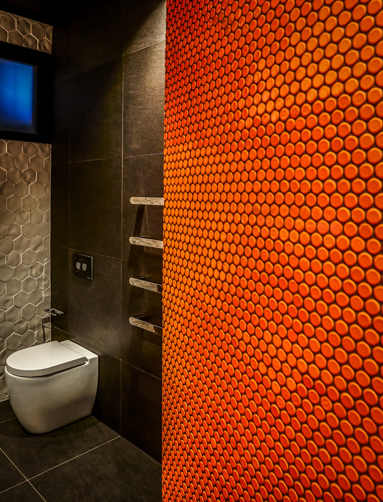 Imagen de cuarto de baño moderno pequeño con armarios tipo mueble, ducha abierta, baldosas y/o azulejos naranja, suelo de baldosas de porcelana y encimera de madera