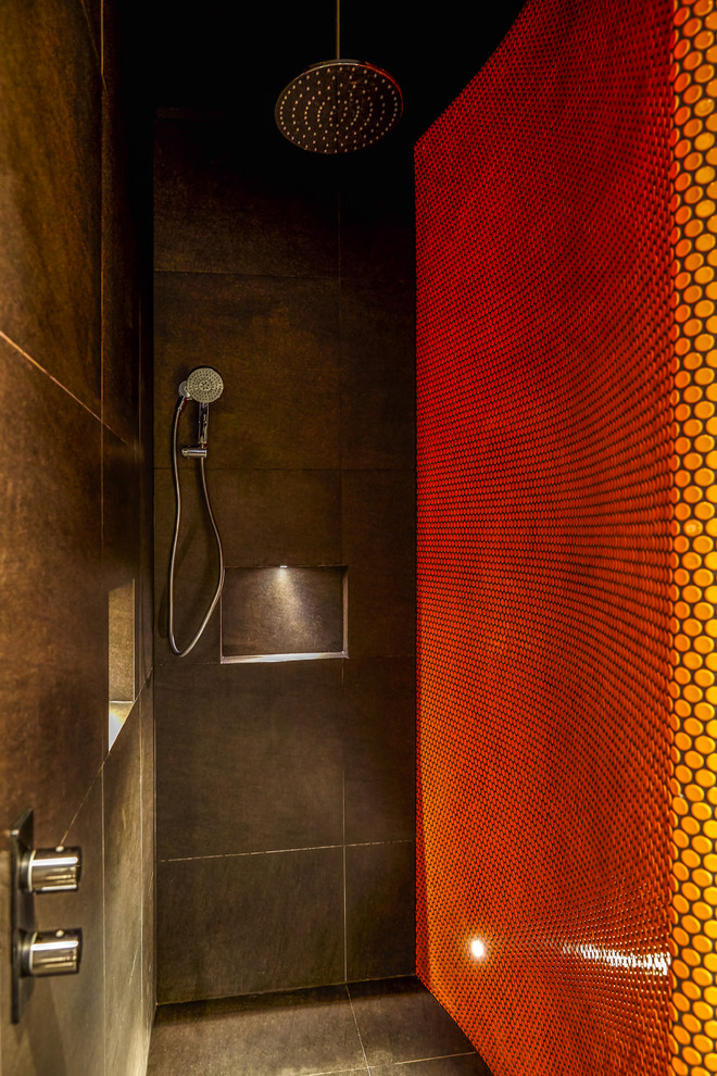 Kleines Modernes Badezimmer mit verzierten Schränken, offener Dusche, orangen Fliesen, Porzellan-Bodenfliesen und Waschtisch aus Holz in Sydney
