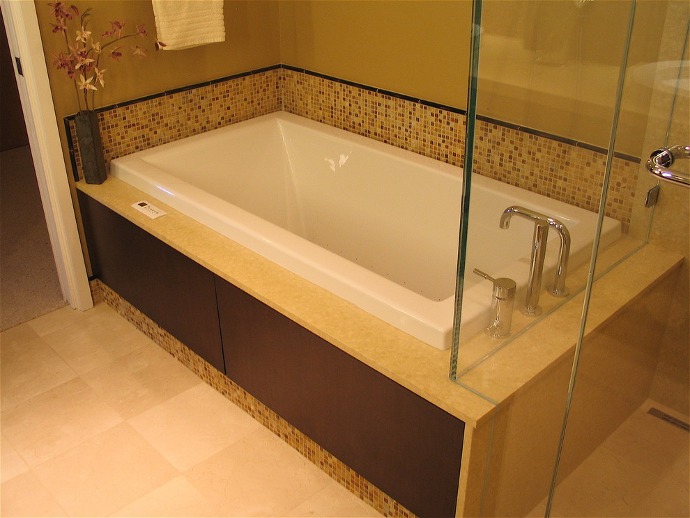 Idée de décoration pour une petite salle de bain principale design en bois foncé avec un lavabo posé, un placard à porte plane, un plan de toilette en quartz modifié, une baignoire posée, une douche à l'italienne, un carrelage jaune, mosaïque, un mur beige et un sol en calcaire.