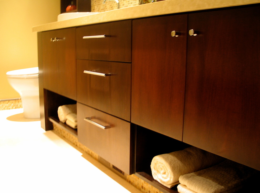 Exempel på ett litet modernt en-suite badrum, med ett nedsänkt handfat, släta luckor, skåp i mörkt trä, bänkskiva i kvarts, ett platsbyggt badkar, en kantlös dusch, gul kakel, mosaik, beige väggar och kalkstensgolv