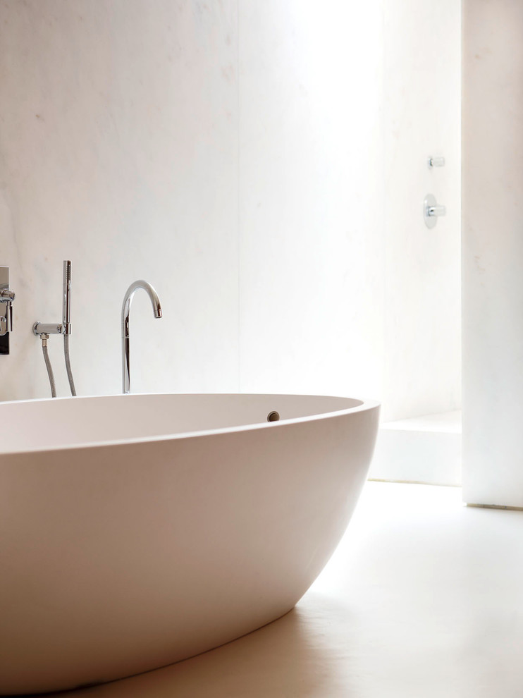 Стильный дизайн: большая главная ванная комната в стиле лофт с отдельно стоящей ванной, душем в нише, инсталляцией, разноцветными стенами, бетонным полом, монолитной раковиной и столешницей из искусственного камня - последний тренд
