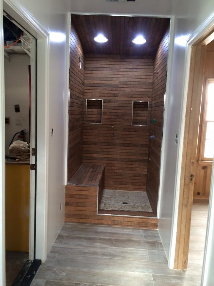 Bild på ett mellanstort funkis en-suite badrum, med en dusch i en alkov, kakel i småsten, vita väggar och klinkergolv i porslin
