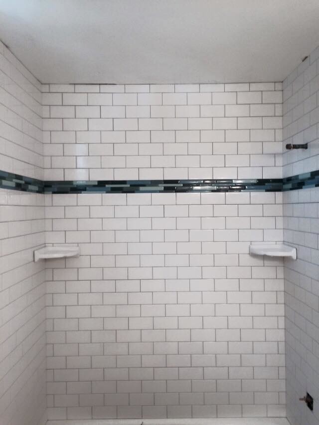 Exemple d'une douche en alcôve principale chic de taille moyenne avec un carrelage blanc, un carrelage métro et un mur blanc.