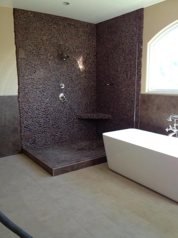Ispirazione per una stanza da bagno padronale classica di medie dimensioni con doccia ad angolo, piastrelle di ciottoli, pareti gialle e pavimento con piastrelle di ciottoli