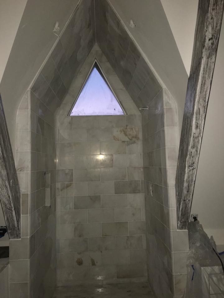 Aménagement d'une douche en alcôve principale classique de taille moyenne avec un carrelage gris, un carrelage de pierre et un mur blanc.