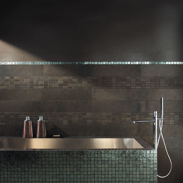 Modernes Badezimmer mit dunklen Holzschränken, Granit-Waschbecken/Waschtisch, freistehender Badewanne, braunen Fliesen, Zementfliesen, brauner Wandfarbe und Marmorboden in New York