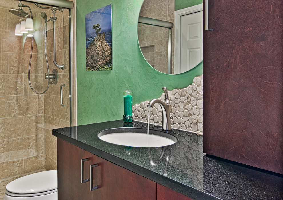 Imagen de cuarto de baño ecléctico pequeño con lavabo bajoencimera, encimera de cuarzo compacto, ducha empotrada, sanitario de dos piezas y aseo y ducha