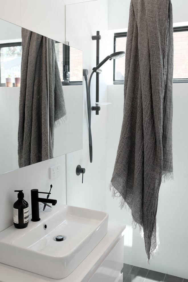 Modernes Badezimmer mit weißen Schränken, offener Dusche, weißen Fliesen, Porzellanfliesen, weißer Wandfarbe, Porzellan-Bodenfliesen, Aufsatzwaschbecken und Quarzwerkstein-Waschtisch in Perth