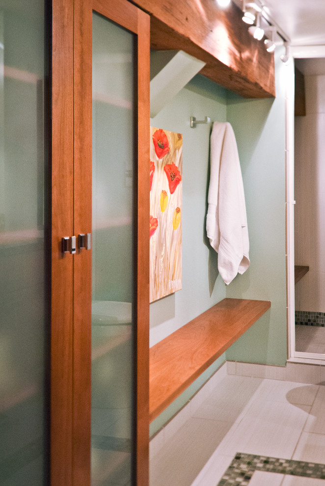 Foto de cuarto de baño actual con puertas de armario de madera oscura, baldosas y/o azulejos blancos y baldosas y/o azulejos de cerámica