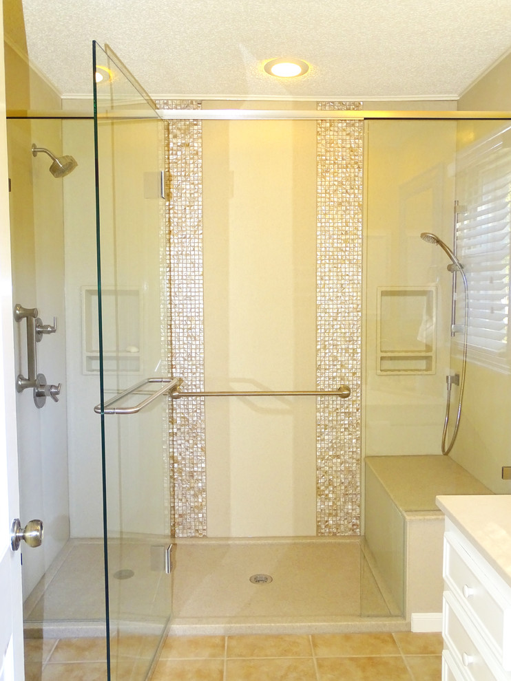 Inspiration för stora klassiska en-suite badrum, med en dusch i en alkov, beige kakel, keramikplattor, klinkergolv i keramik och bänkskiva i onyx