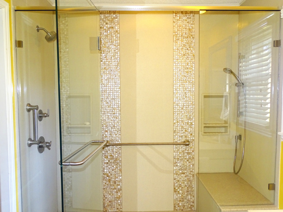 Стильный дизайн: большая главная ванная комната в стиле неоклассика (современная классика) с душем в нише, бежевой плиткой, керамической плиткой, полом из керамической плитки и столешницей из оникса - последний тренд