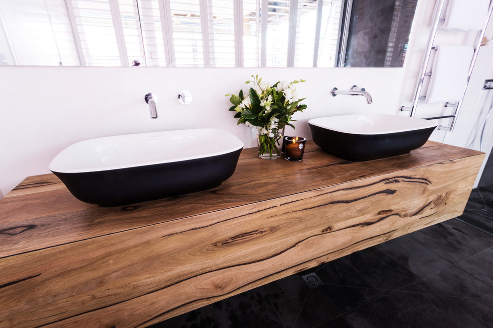 Ispirazione per una stanza da bagno moderna con ante in legno scuro
