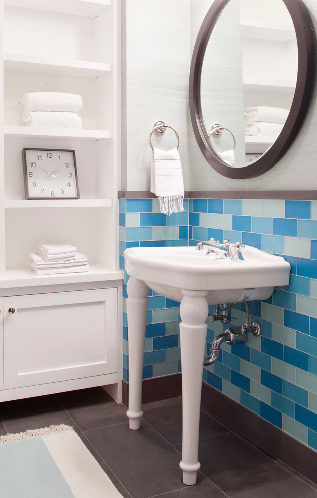 Esempio di una piccola stanza da bagno classica con ante con riquadro incassato, ante bianche, piastrelle blu, piastrelle diamantate, pareti grigie, pavimento in pietra calcarea e lavabo a consolle