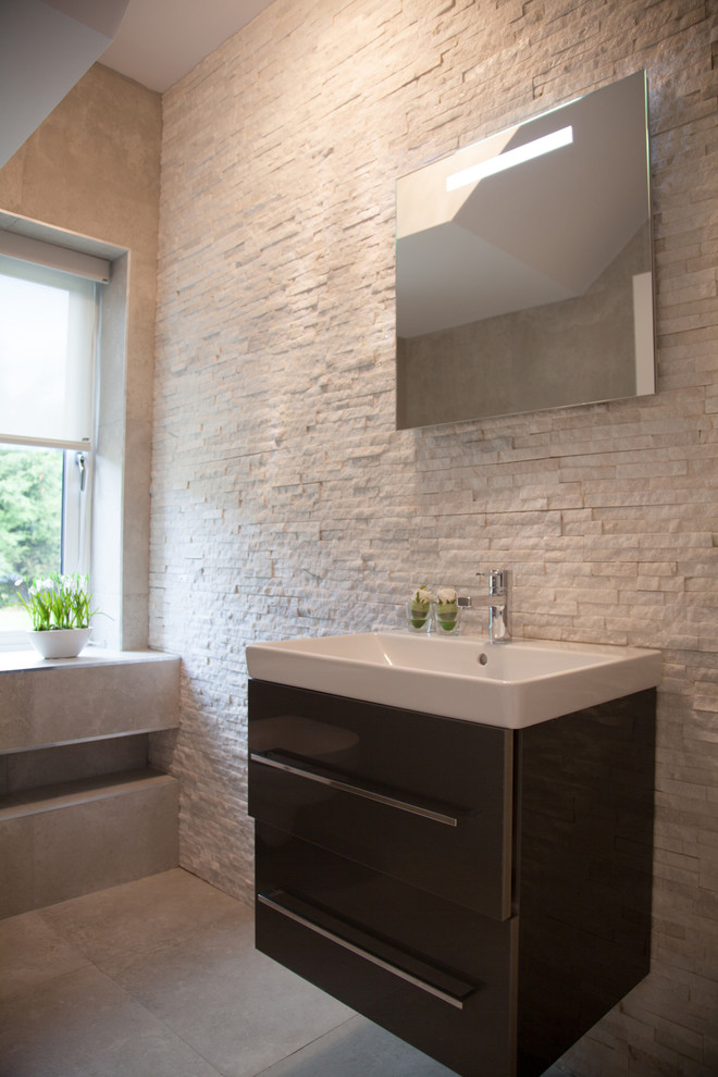 Exempel på ett mellanstort modernt badrum, med skåp i mörkt trä, en vägghängd toalettstol, grå kakel, porslinskakel, vita väggar, klinkergolv i porslin och ett väggmonterat handfat