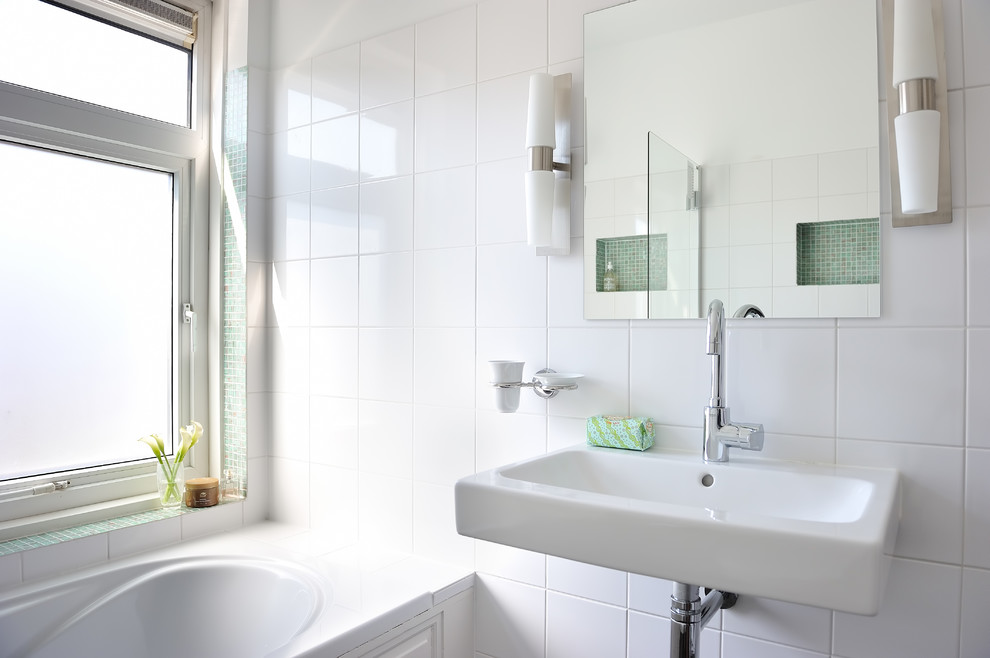 Idee per una stanza da bagno eclettica con piastrelle a mosaico e lavabo sospeso