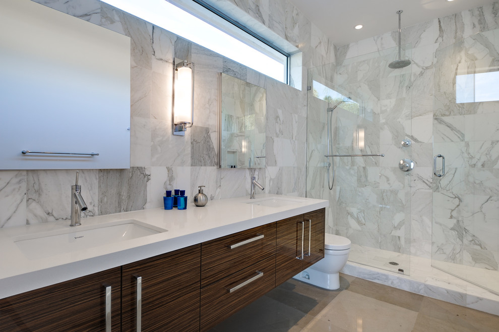 Imagen de cuarto de baño principal contemporáneo con lavabo bajoencimera, armarios con paneles lisos, puertas de armario de madera oscura y baldosas y/o azulejos grises