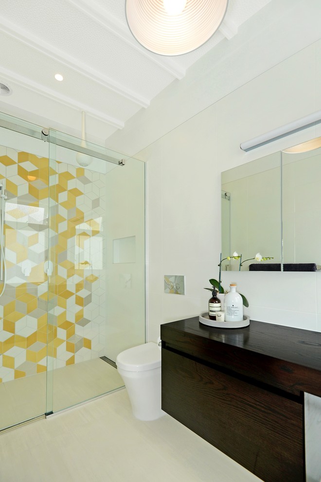 Kleines Modernes Badezimmer mit Duschnische, Toilette mit Aufsatzspülkasten, weißen Fliesen, Zementfliesen, weißer Wandfarbe, Zementfliesen für Boden und Waschtisch aus Holz in Auckland