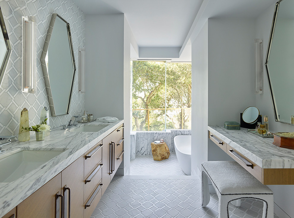 Idéer för att renovera ett eklektiskt grå grått en-suite badrum, med släta luckor, skåp i mellenmörkt trä, ett fristående badkar, grå kakel, grå väggar, ett undermonterad handfat, bänkskiva i kvarts och grått golv