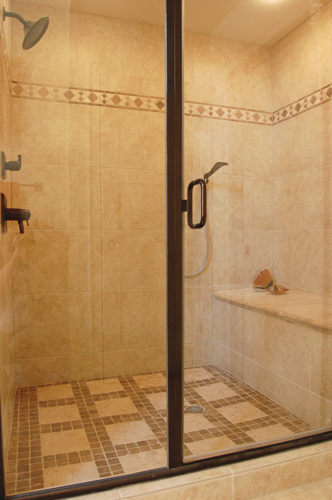 Immagine di una grande stanza da bagno padronale vittoriana con vasca ad alcova, doccia ad angolo, WC a due pezzi, piastrelle beige e pareti beige