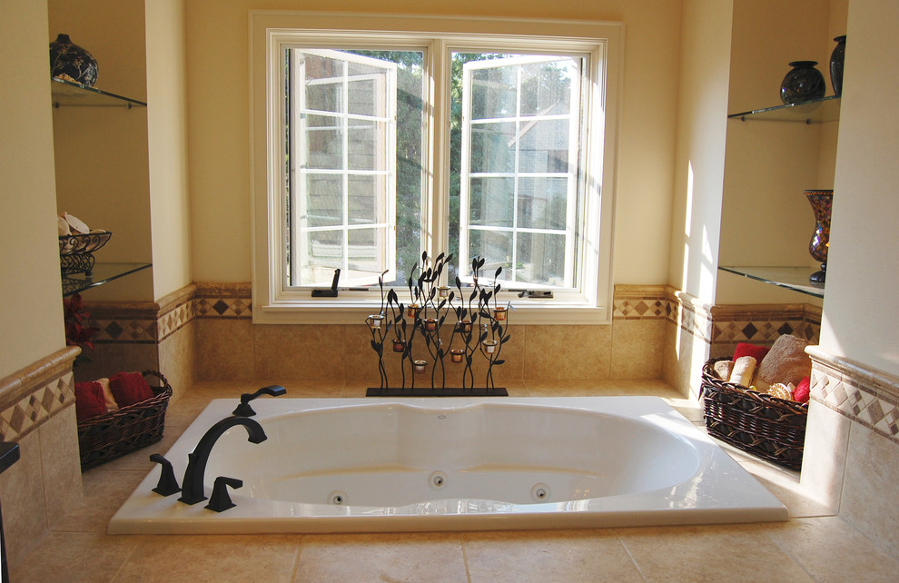 Idee per una grande stanza da bagno padronale vittoriana con vasca ad alcova, doccia ad angolo, WC a due pezzi, piastrelle beige e pareti beige