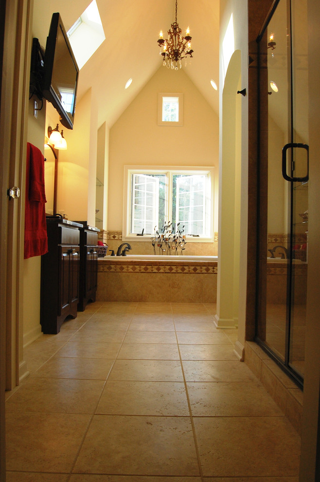 Пример оригинального дизайна: большая главная ванная комната в викторианском стиле с ванной в нише, угловым душем, раздельным унитазом, бежевой плиткой и бежевыми стенами