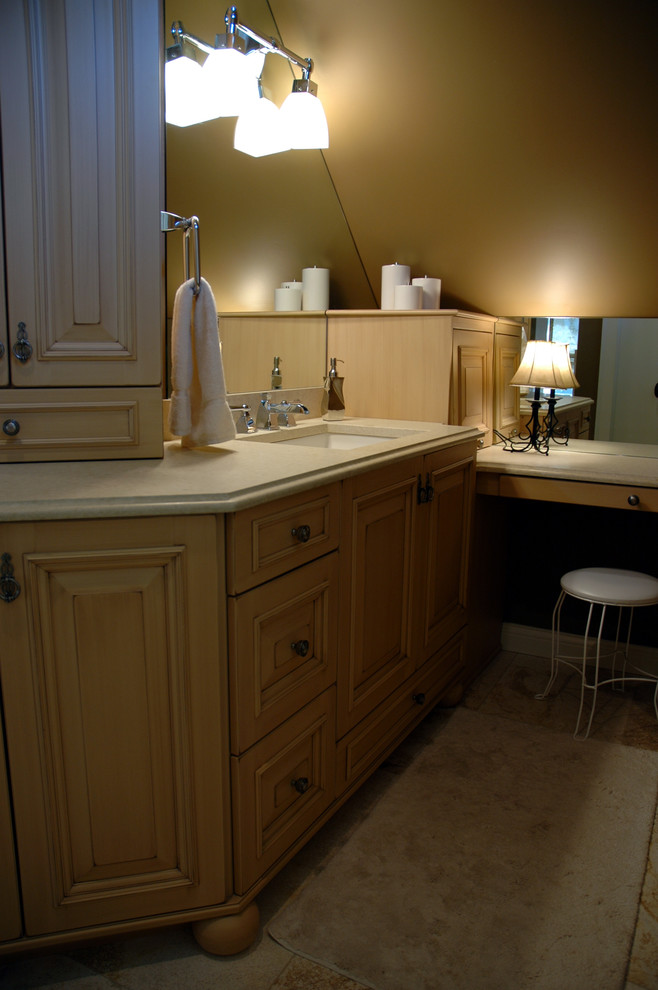 Klassisches Badezimmer mit Unterbauwaschbecken, profilierten Schrankfronten und hellen Holzschränken in Indianapolis