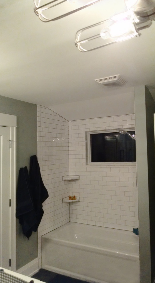 Идея дизайна: ванная комната среднего размера в стиле модернизм с душем над ванной, белой плиткой, ванной в нише, плиткой кабанчик и серыми стенами