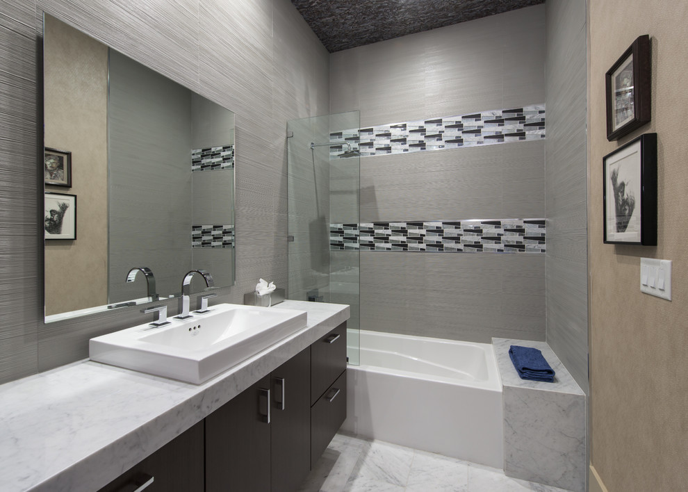 Kleines Modernes Badezimmer mit flächenbündigen Schrankfronten, braunen Schränken, Eckbadewanne, Duschnische, schwarz-weißen Fliesen und offener Dusche in Los Angeles