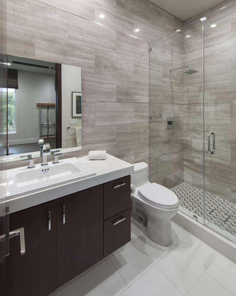 Idéer för ett litet modernt badrum, med släta luckor, bruna skåp, ett hörnbadkar, en dusch i en alkov och med dusch som är öppen