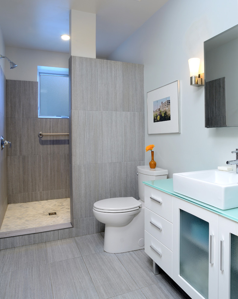 Idée de décoration pour une salle de bain design avec une douche ouverte, une vasque, aucune cabine, un plan de toilette bleu et un mur en pierre.
