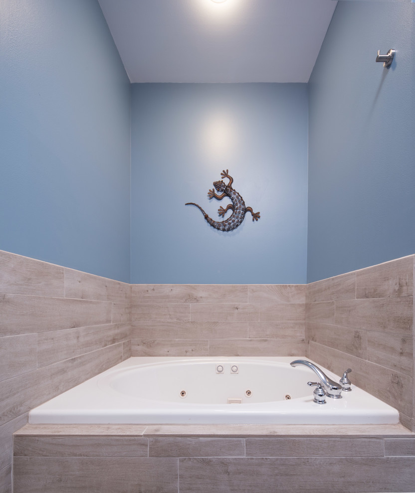 Aménagement d'une douche en alcôve principale moderne en bois foncé de taille moyenne avec un placard à porte shaker, une baignoire en alcôve, WC séparés, un carrelage marron, des carreaux de céramique, un mur bleu, un sol en carrelage de céramique, un lavabo encastré et un plan de toilette en marbre.