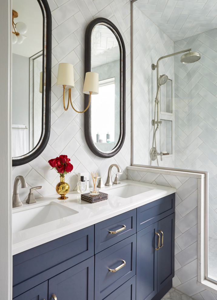 Cette photo montre une douche en alcôve principale chic avec un placard à porte shaker, des portes de placard bleues, un carrelage gris, un lavabo encastré, un sol gris, une cabine de douche à porte battante et un plan de toilette blanc.