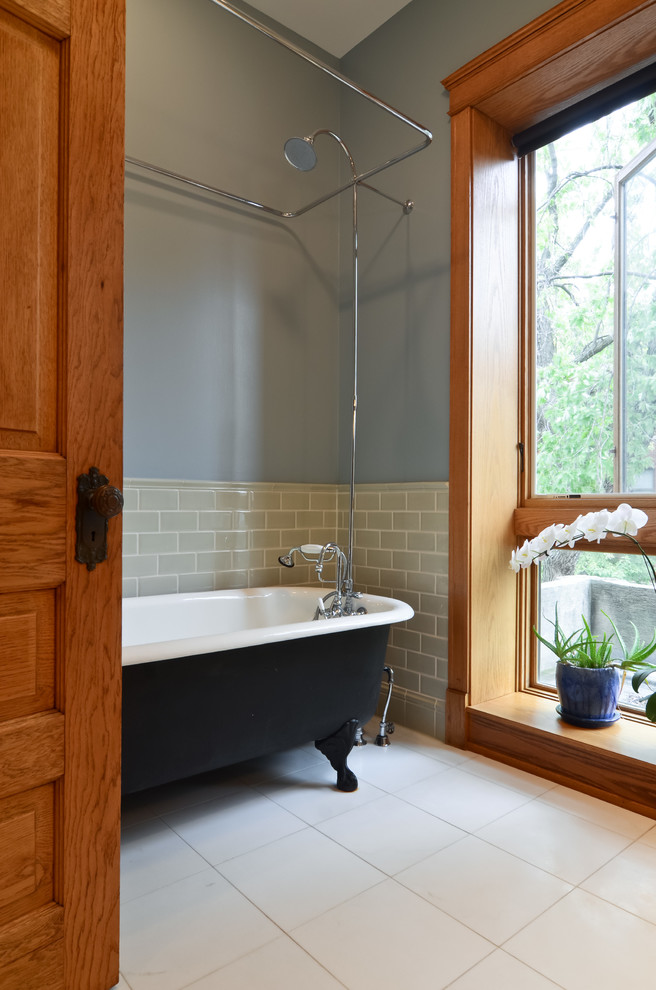 Foto de cuarto de baño contemporáneo con bañera con patas, combinación de ducha y bañera, baldosas y/o azulejos verdes, baldosas y/o azulejos de cerámica y paredes azules