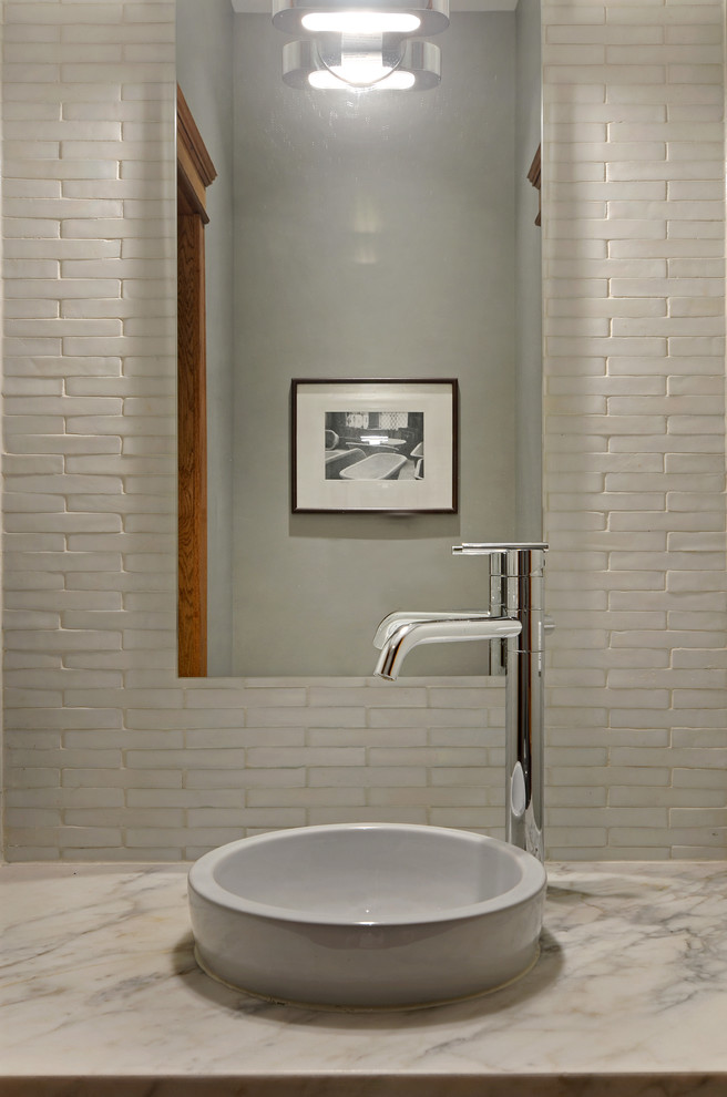 Foto de cuarto de baño contemporáneo con lavabo sobreencimera, encimera de mármol, baldosas y/o azulejos blancos y paredes blancas