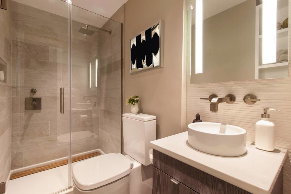 Esempio di una stanza da bagno minimalista con ante lisce, ante in legno bruno, WC monopezzo, piastrelle beige, piastrelle in gres porcellanato, pareti grigie, pavimento in gres porcellanato, lavabo a consolle e top in quarzo composito