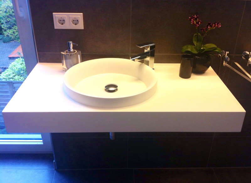 Ispirazione per una stanza da bagno padronale moderna di medie dimensioni con lavabo sospeso
