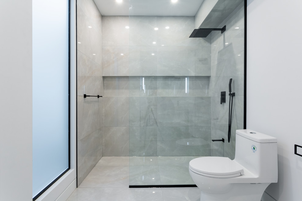 Imagen de cuarto de baño minimalista pequeño con ducha a ras de suelo, baldosas y/o azulejos grises, baldosas y/o azulejos de mármol, paredes blancas, suelo de mármol, aseo y ducha, suelo gris y ducha abierta