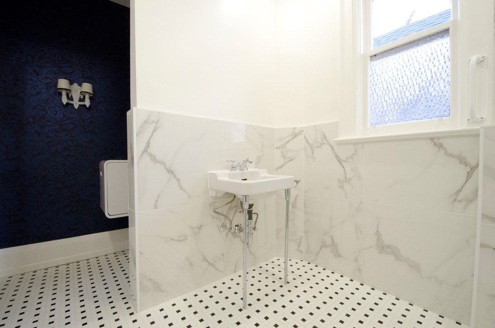 Источник вдохновения для домашнего уюта: большая главная ванная комната в стиле неоклассика (современная классика) с белыми фасадами, душем без бортиков, унитазом-моноблоком, белой плиткой, мраморной плиткой, белыми стенами, полом из керамической плитки, подвесной раковиной, белым полом и открытым душем